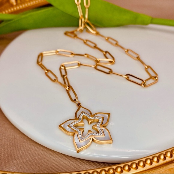 Gorgeous Mother of Pearl CZ Flower Pendant Paper Clip Chain Necklace in Gold - Picture 3 of 7